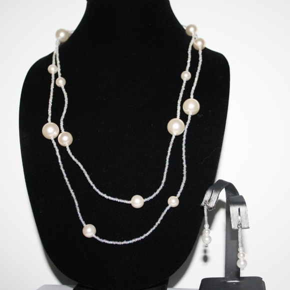 VINTAGE white pearl double strand necklace. 20 inch and 22 inch lengths - Picture 2 of 4